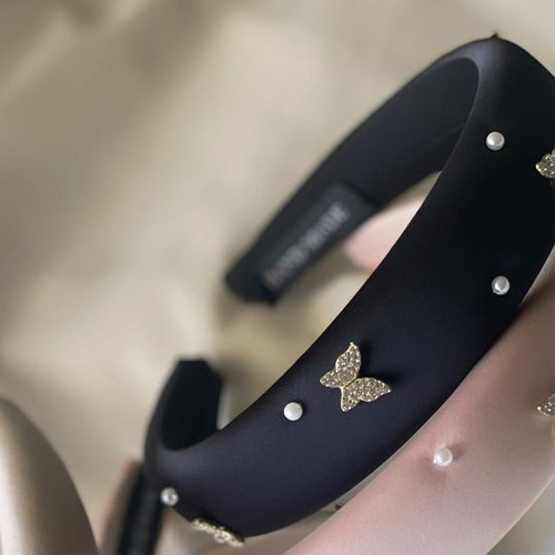 تل ابری نگین دار